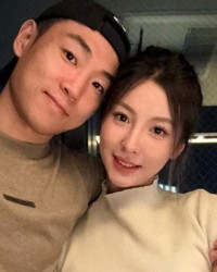 在线游戏-高诗岩和娇妻近照，成CBA巨星，亚洲杯证明自己，老婆是大美女